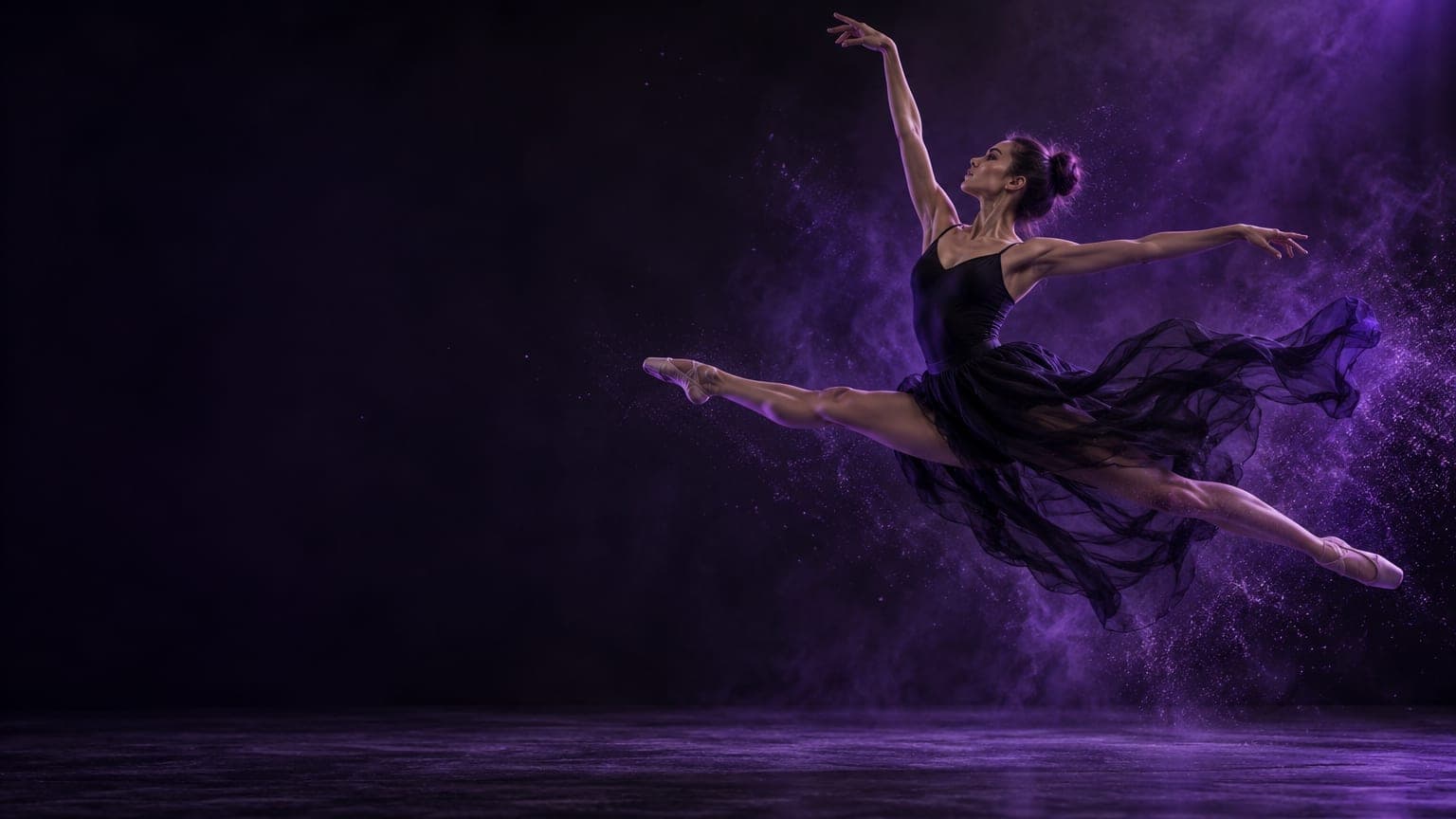 Una bailarina de ballet en pleno salto en un estudio oscuro, iluminada en violeta