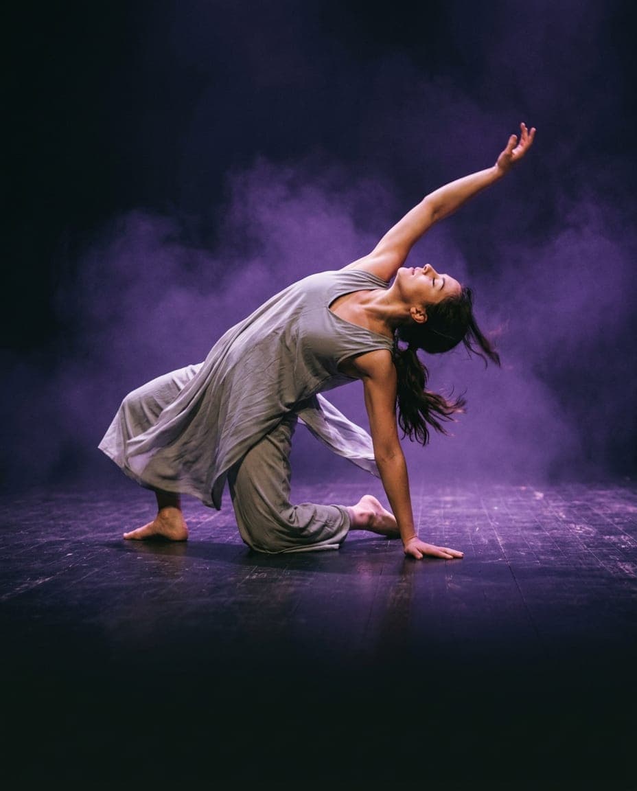 Una bailarina contemporánea en un movimiento expresivo en el escenario