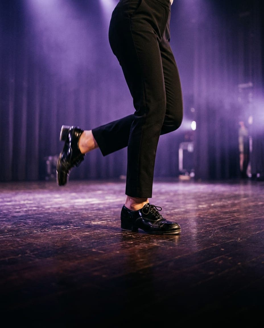 Los zapatos de un bailarín de claqué en pleno paso sobre un escenario de madera