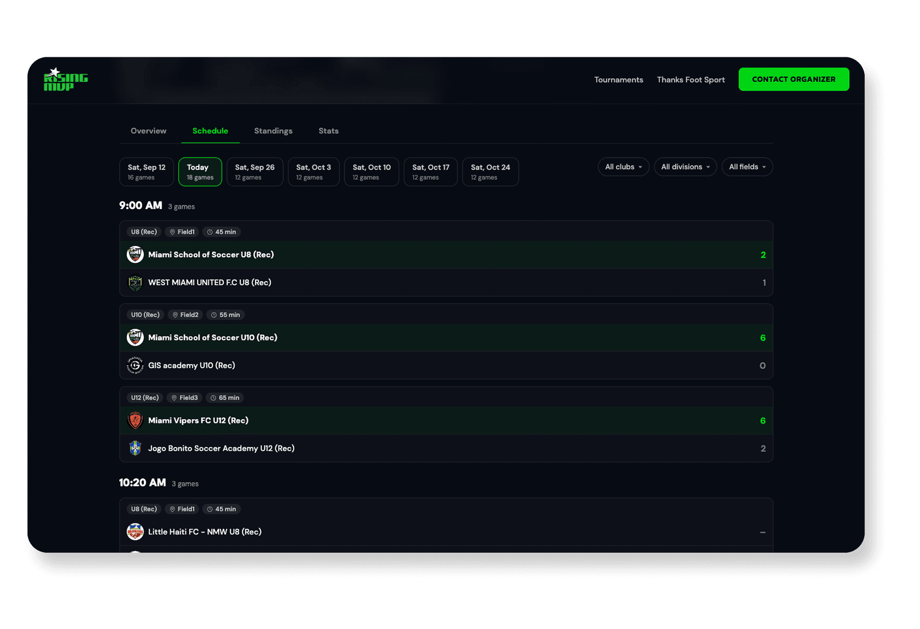El calendario público de un torneo de RisingMVP, agrupado por hora de inicio, con cada partido y su división, campo, duración y resultado final, destacando al equipo ganador.